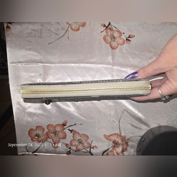 Michael Kors wallet like new with flaws see last photo for issue - Picture 7 of 11